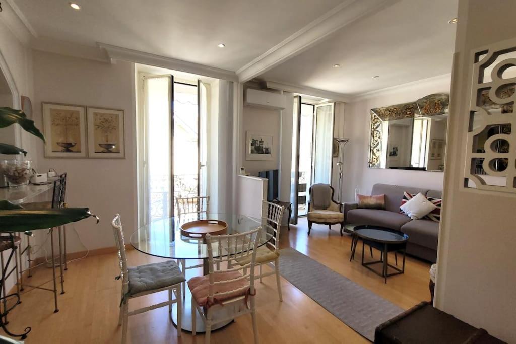 From 1882, Romantic Flat, In The Golden Square * Niza